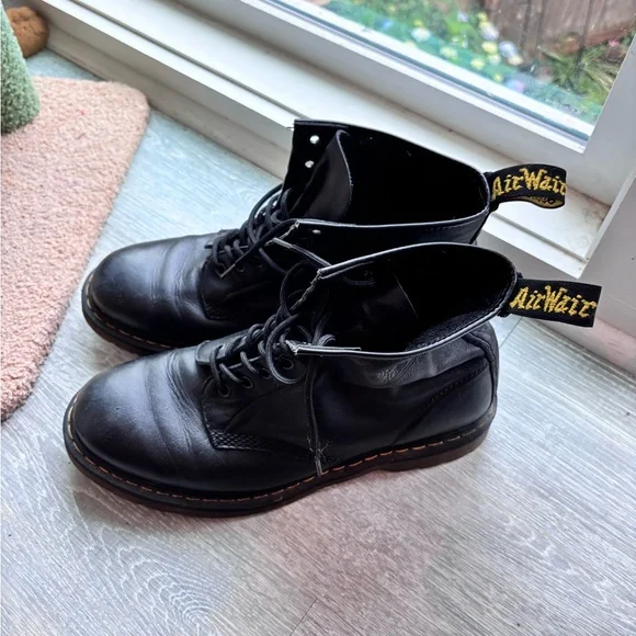 Dr Martens 8 eyelet black leather boots. Us mens 11 - Picture 3 of 8